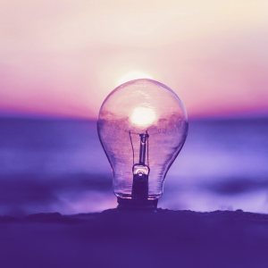 Innovaciรณn representada por una luz en el horizonte.